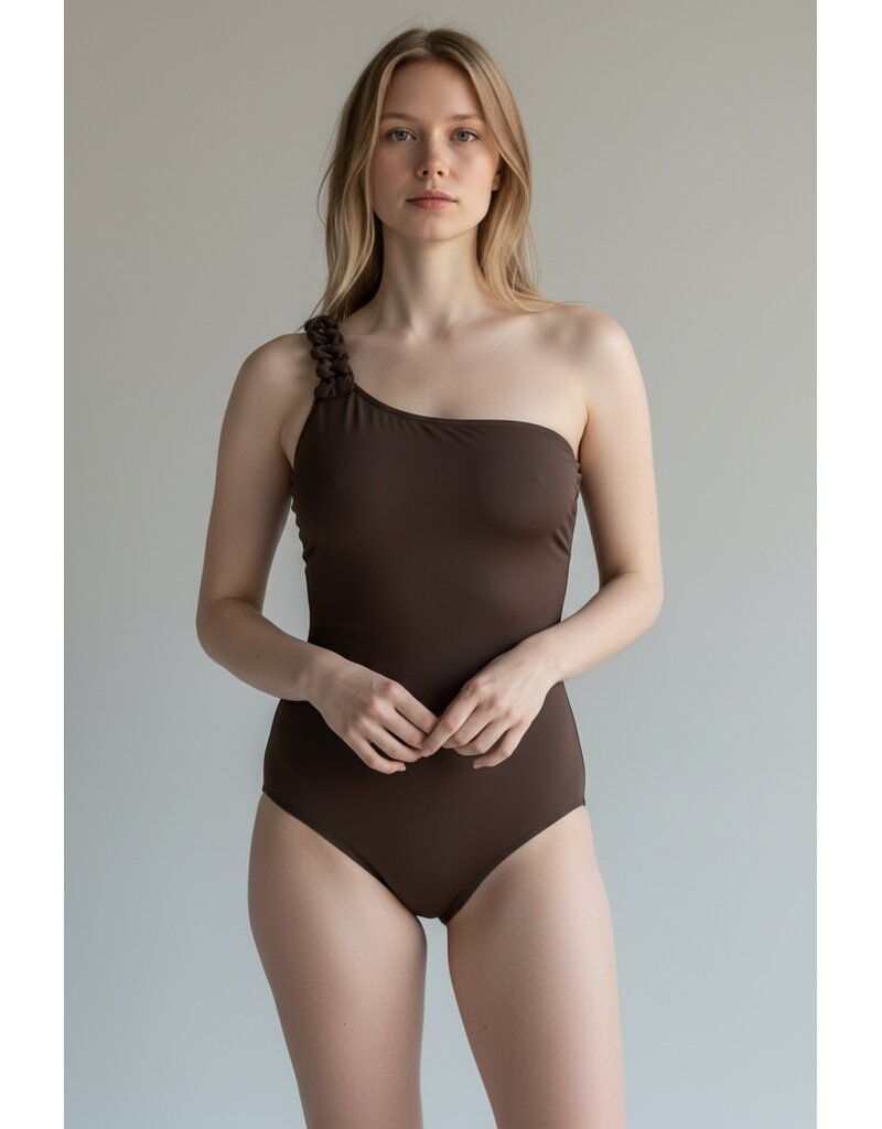 Calarena Calarena 'Sensualité Enchainée' Badpak Polémique