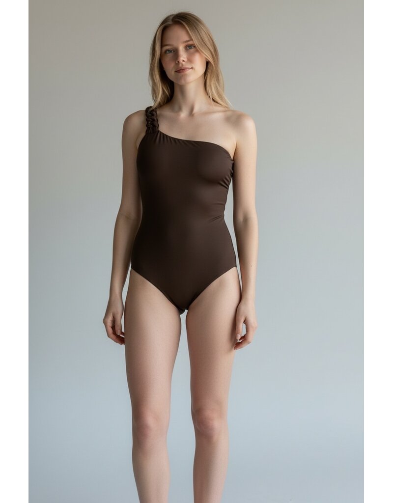 Calarena Calarena 'Sensualité Enchainée' Badpak Polémique