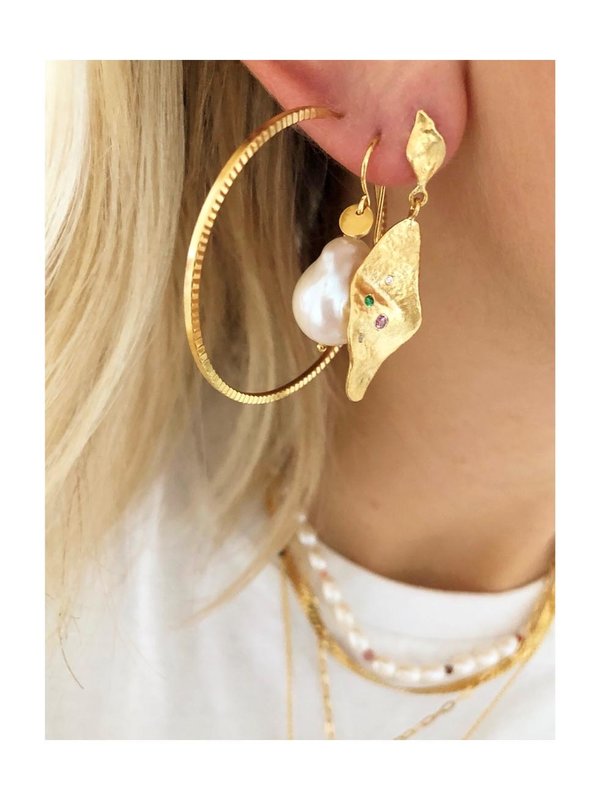 Stine A Dangling Ile de L'amour Earring with Stones Gold