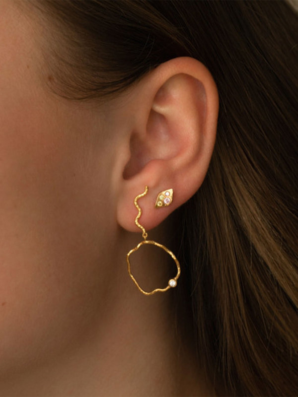 Stine A Wavy Circle Earring With Stone Right Gold