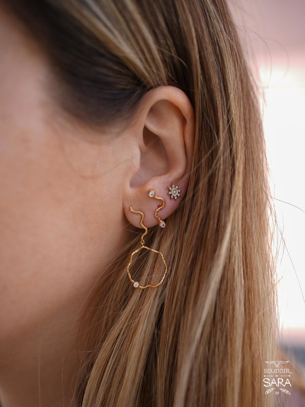 Stine A Wavy Circle Earring With Stone Right Gold