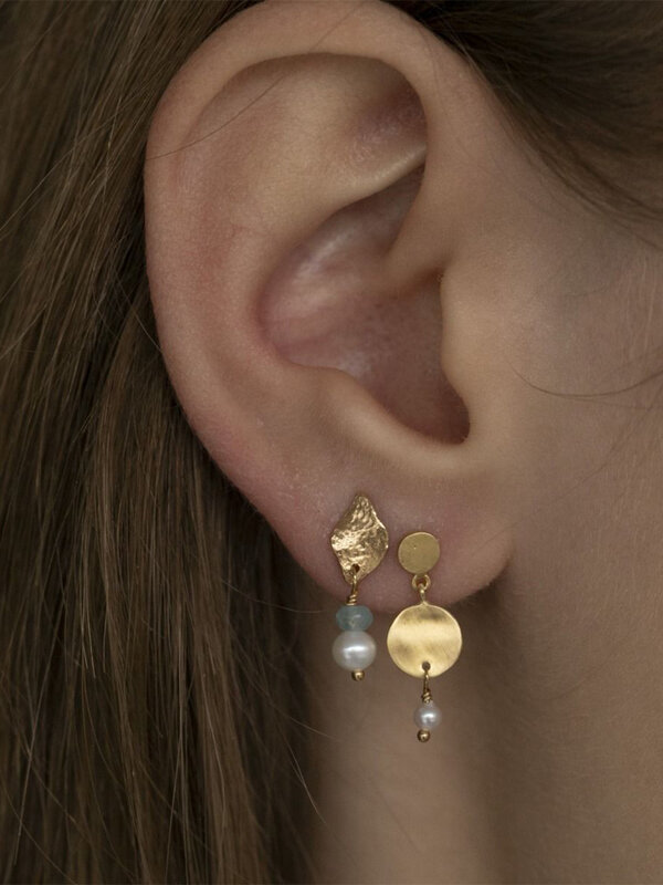 Stine A Petit Hammered Coin And Stone Earring Gold - Pearl