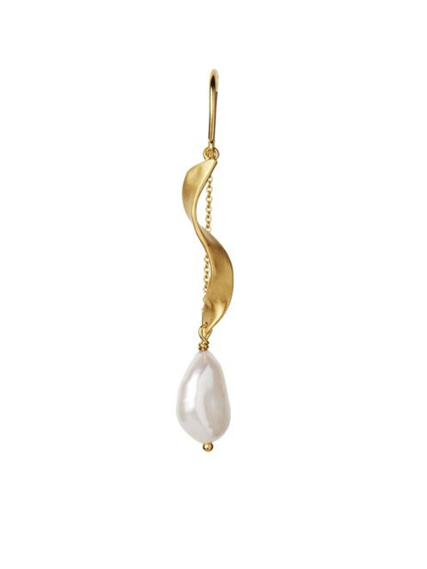 Stine A Long twisted With Baroque Pearl Earring