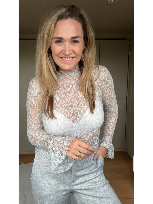 By Sara Collection Olivia Top Kant Grijs