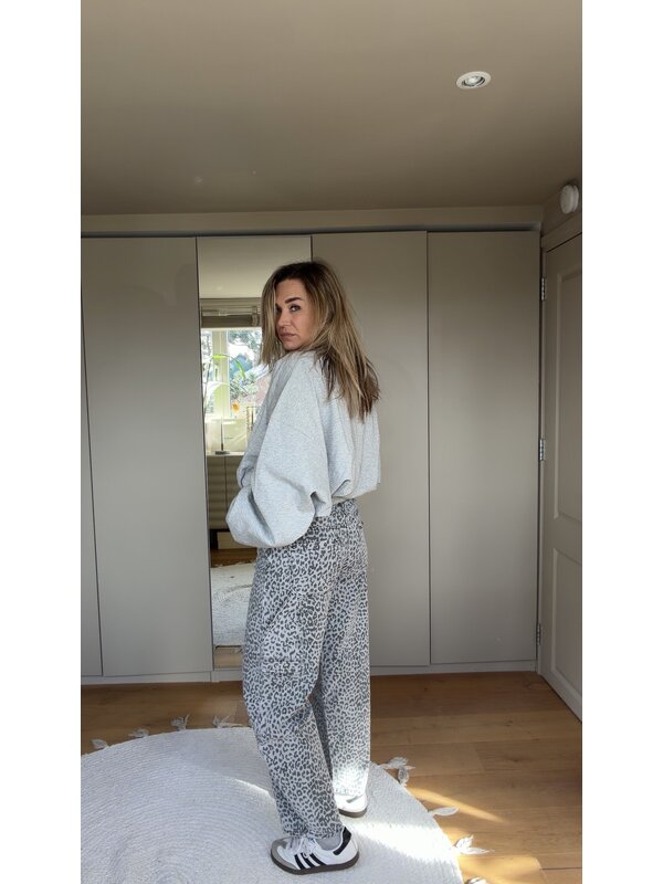 By Sara Collection Rowa Barrel Jeans Grijs Leopard