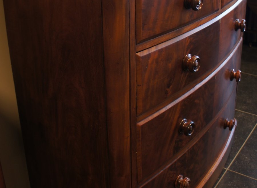 Bowed front Victorian chest of drawers in flamed mahogany - End of 19th Century