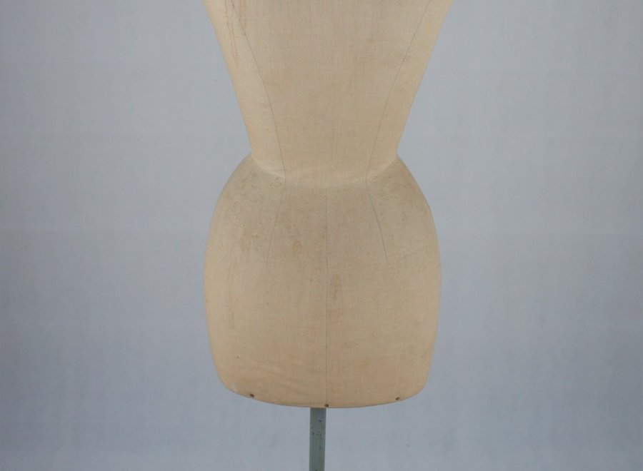 Very elegant mannequin with wasp waist from the "Vendôme" brand