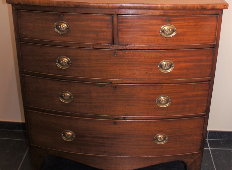 Bowfront chest of drawers - UK - Ca 1800