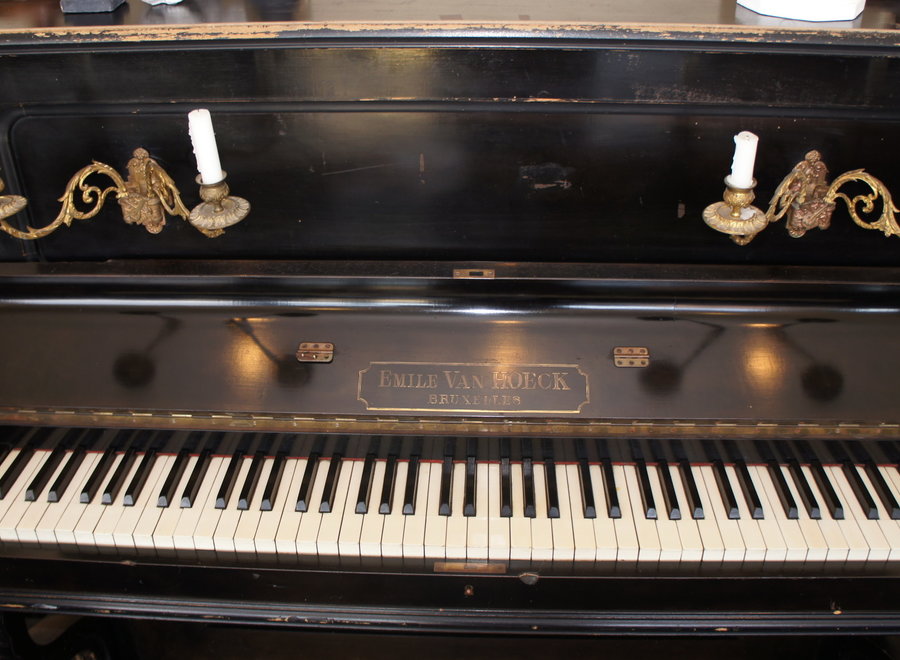 Decoratieve zwarte piano "Emile Van Hoeck - Bruxelles"