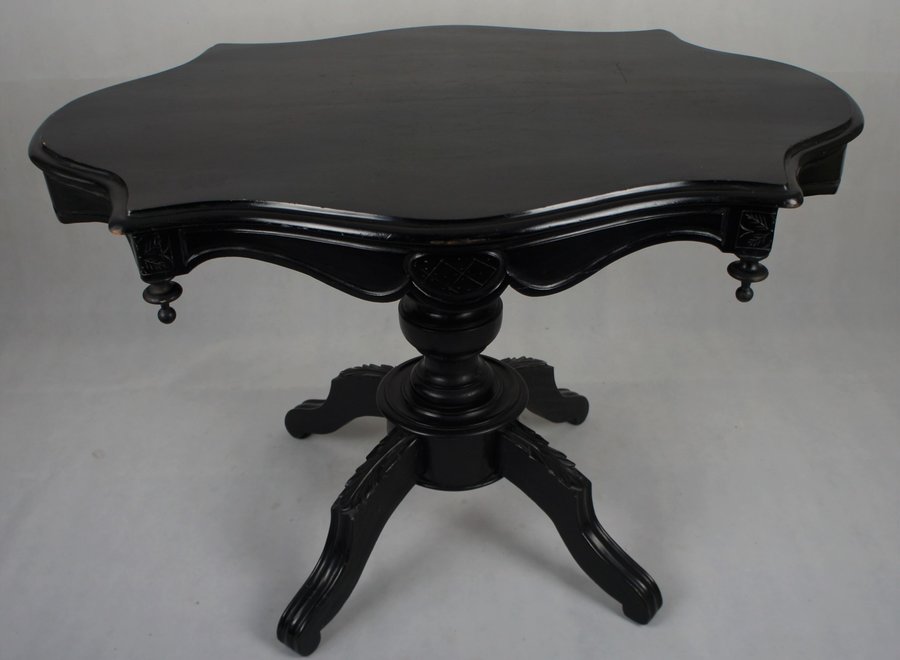 Deze romantische tafel werd enkele jaren geleden gerestaureerd en in het zwart geschilderd.