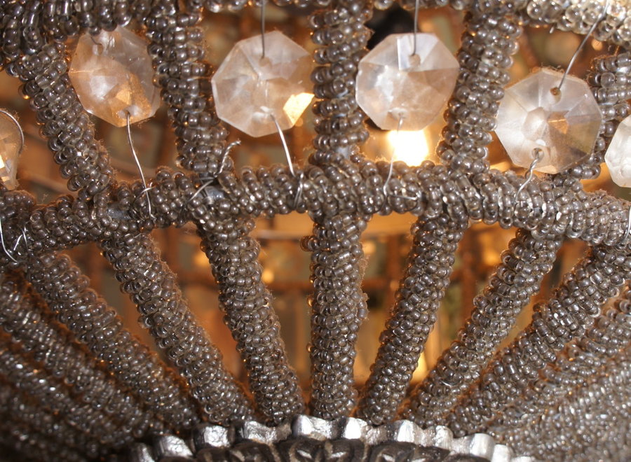 French chandelier is equipped with 3 lamps of 20 Watt.