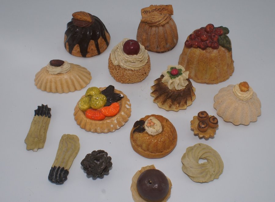 Dutch pastries made from earthenware, resin and polyester - Ca 1975