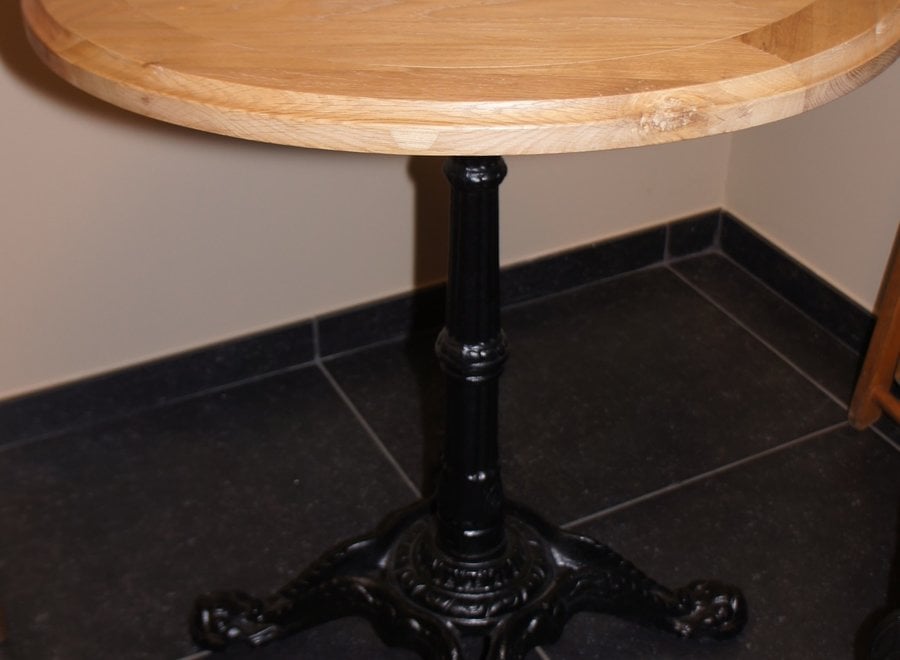 Ronde tafel met gietijzeren voet