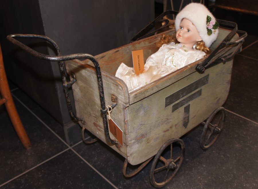 Antieke poppenwagen