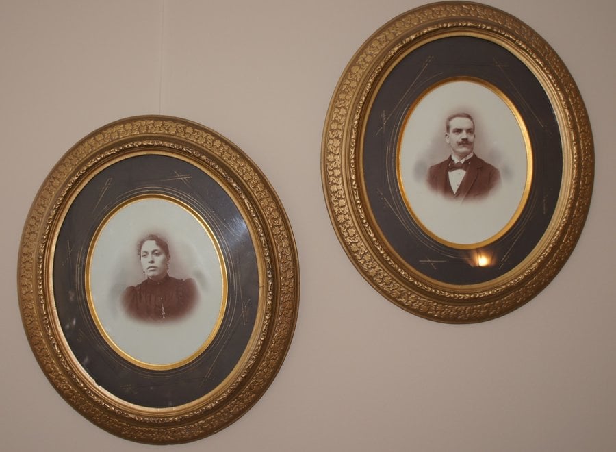 Koppel familieportretten in authentieke ovale kader