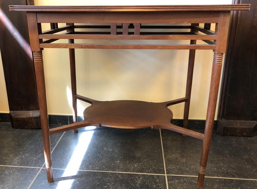 Jugendstil - tafel en 4 stoelen