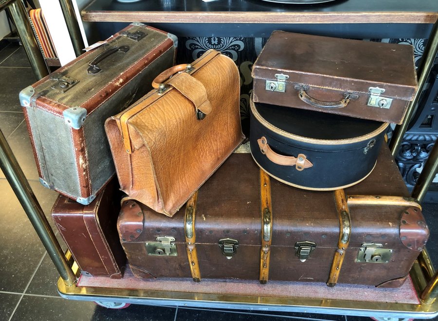 Old wooden suitcase with bumpers - Approx 1920