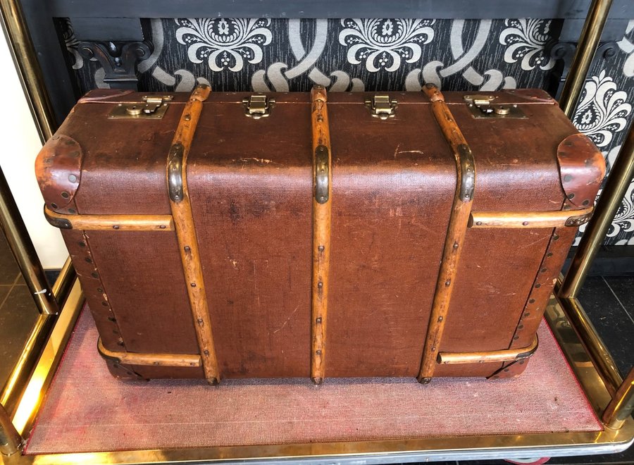 Old wooden suitcase with bumpers - Approx 1920