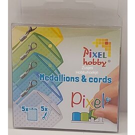 Pixel Medaillons met koord - Transparant gekleurd groen blauw  -