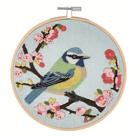 Borduurpakket: met houten ring van 15 cm: "Bird Blossom"