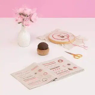 Tulip Sampler borduurboek 15 basissteken roze