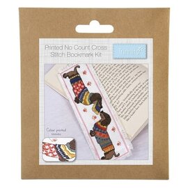 Borduurpakket: voorgedrukt: 6x20 cm - 4,8x18,8 cm - boekenlegger: Teckel in een trui