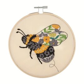 Borduurpakket: met houten borduurring van 15 cm: "Bloemenbij"