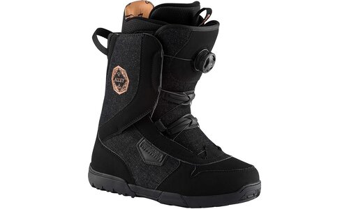 Snowboard boots