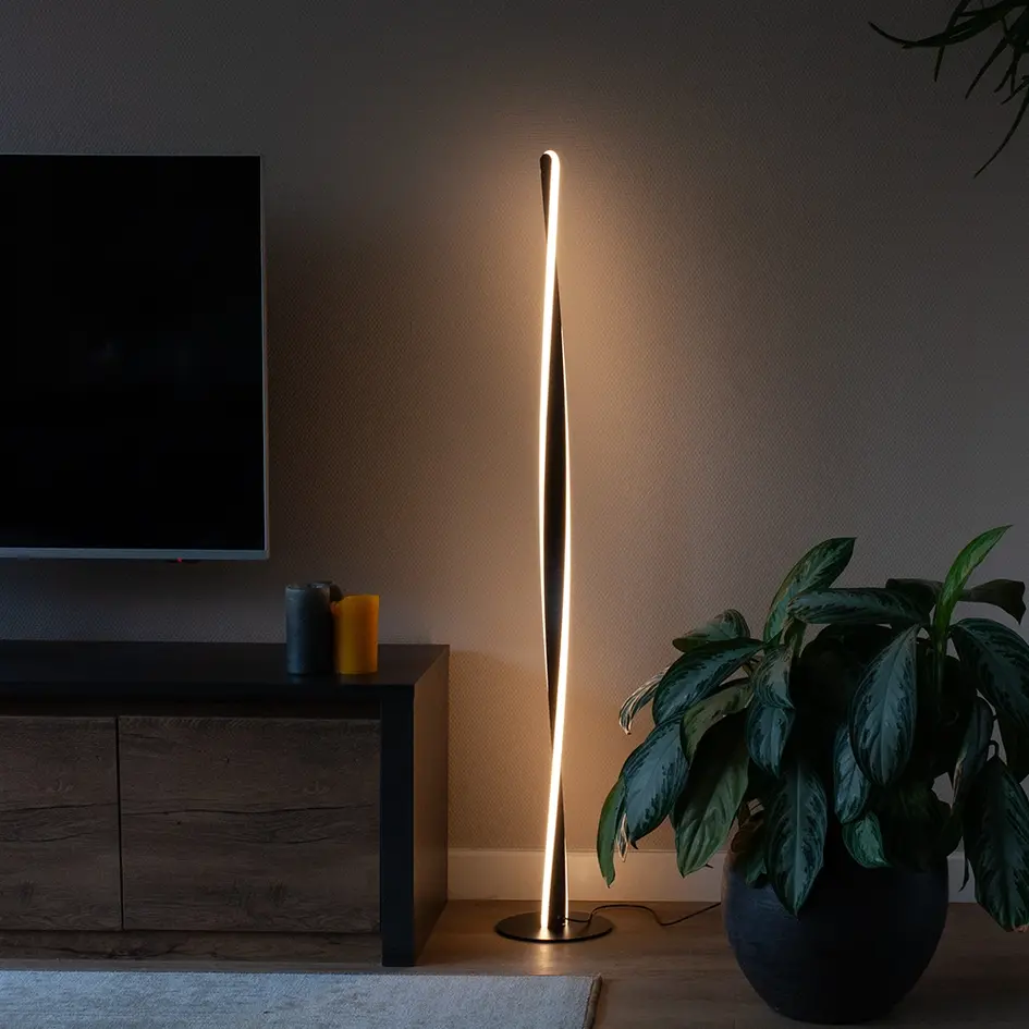 Gedraaide staande lamp Locke - zwart