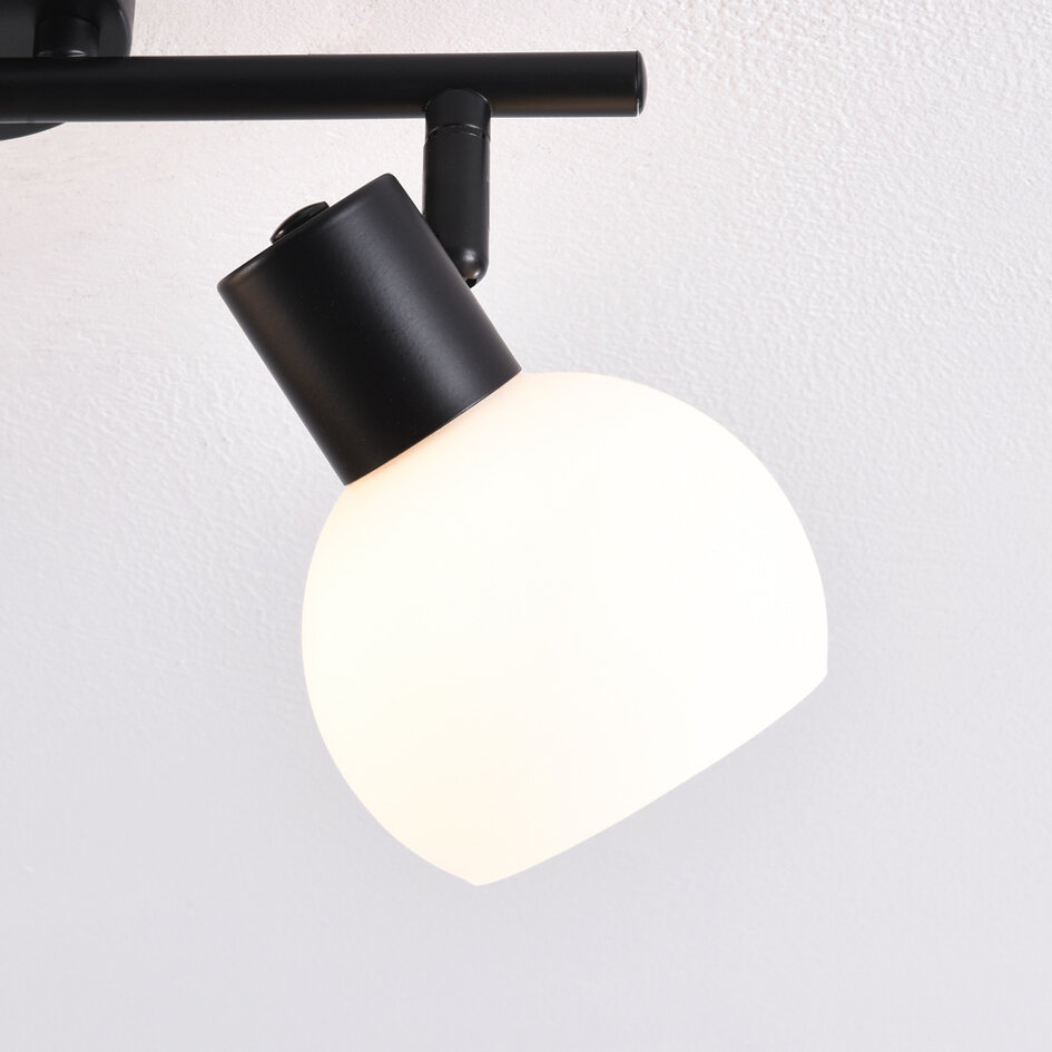 Draaibare plafondspot Phiene met melkwit glas, 2-lichts