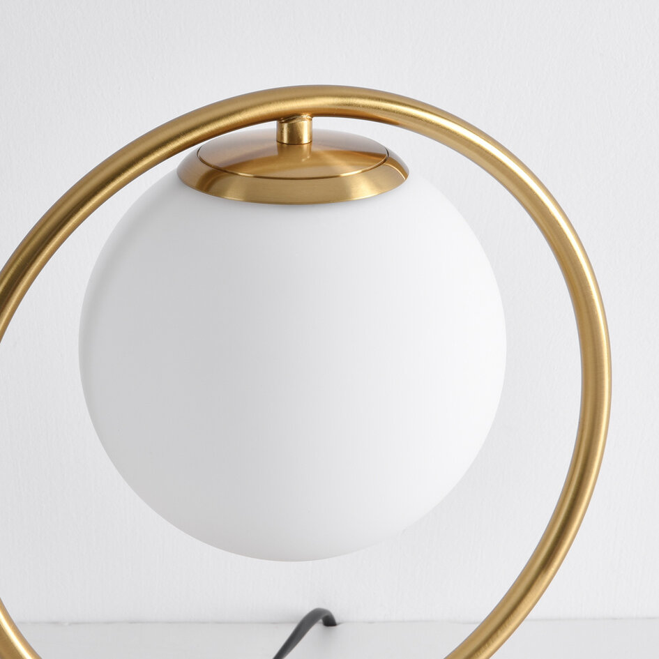 Gouden design tafellamp met melkwit glas - Gene