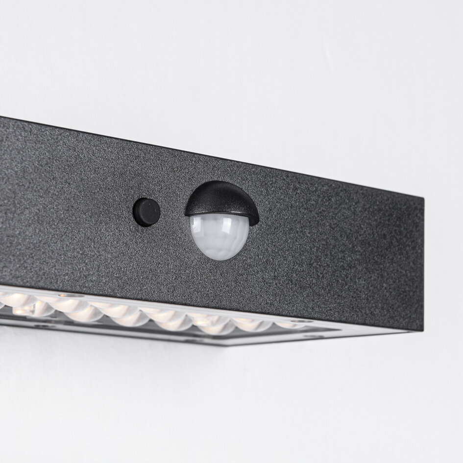 Zwarte solar buiten wandlamp met sensor - Brock