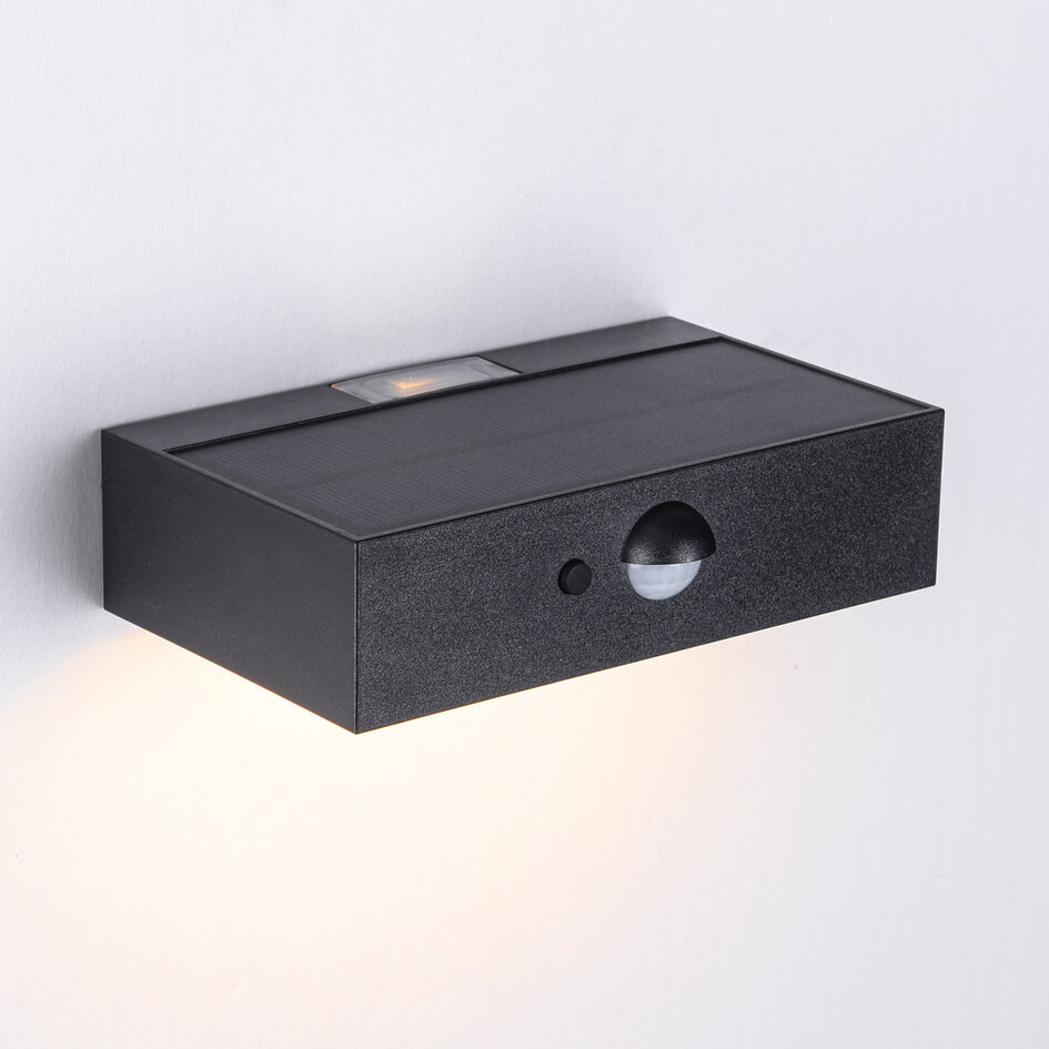 Zwarte solar buiten wandlamp met sensor - Brock