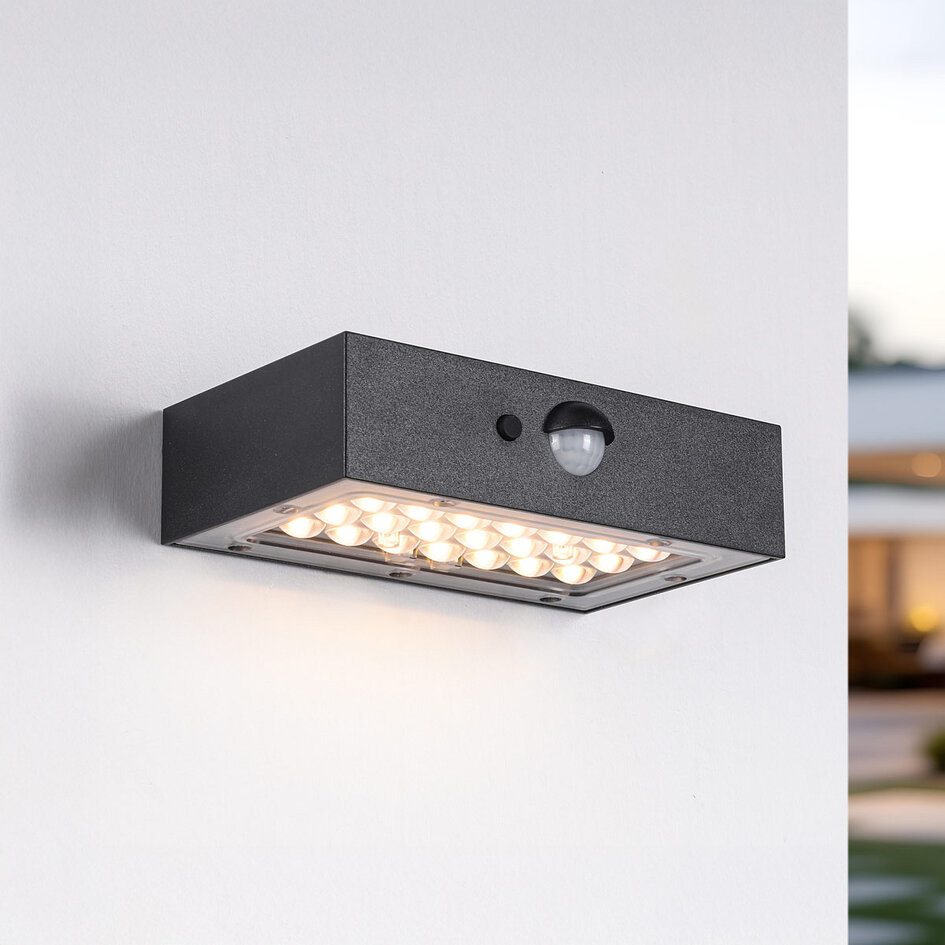 Zwarte solar buiten wandlamp met sensor - Brock