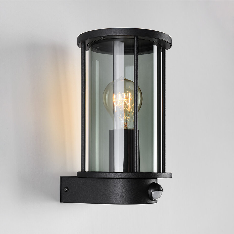 Zwarte wandlamp voor buiten met smoke glas en sensor - Pax