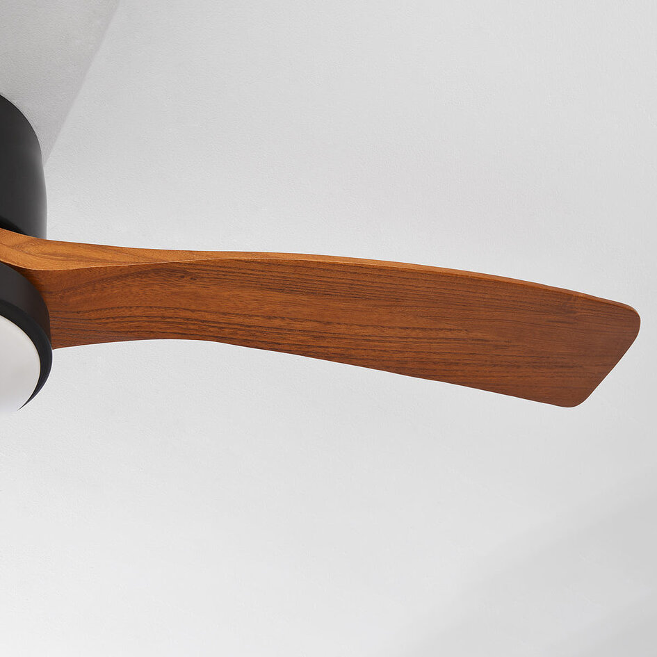 Luxe plafondventilator Rani met eikenhouten bladen en geïntegreerde dimbare LEDs