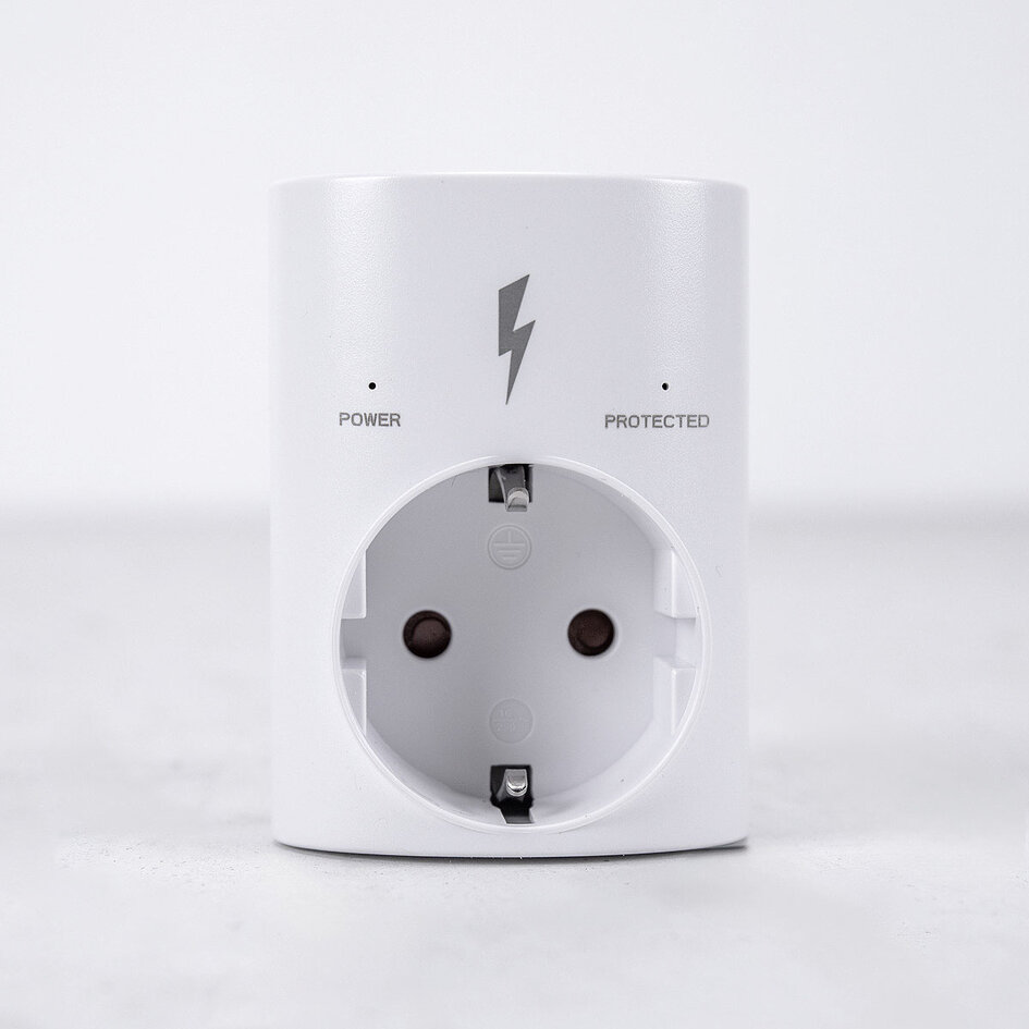 Adapter met beveiliging voor piekspanning