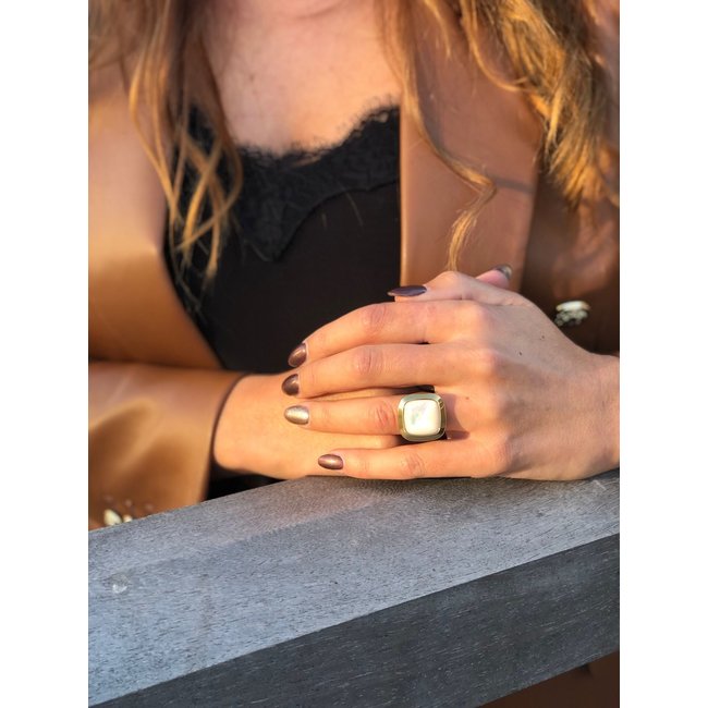 Kosmic Pearl Square White Mop 22mm - Goudkleurig