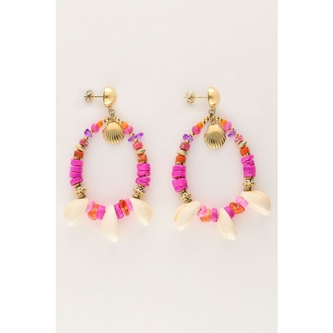 Art oorhanger met roze kralen en schelpen