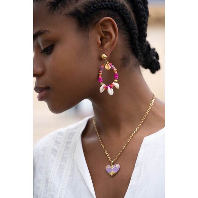 Art oorhanger met roze kralen en schelpen