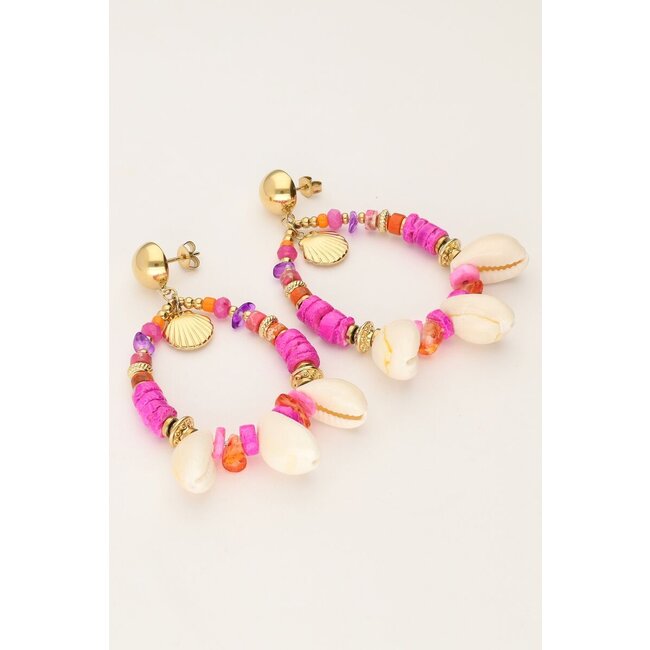 Art oorhanger met roze kralen en schelpen