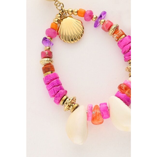 Art oorhanger met roze kralen en schelpen