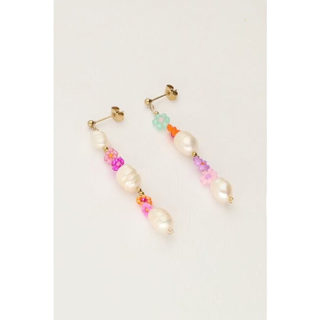 Oorhangers met parels en bloemen