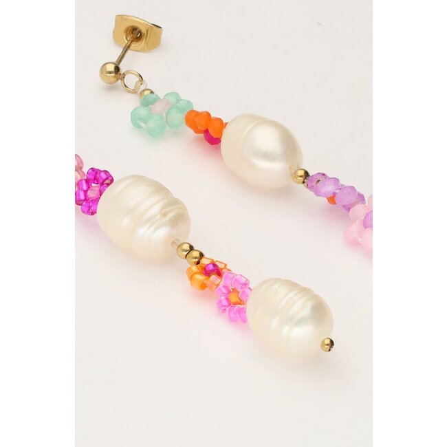 Oorhangers met parels en bloemen