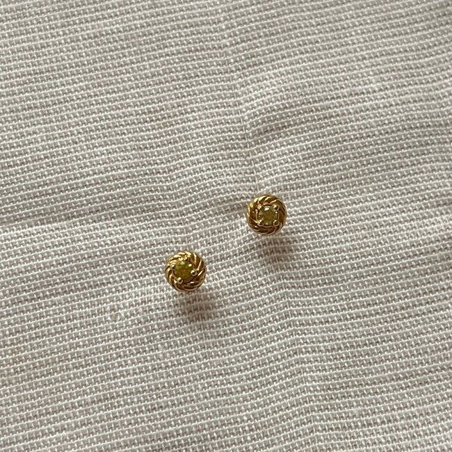 Oorstud met groene steen en gedraaide rand - 424121Y