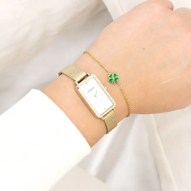 Goudkleurig horloge met een metalen mesh armband.