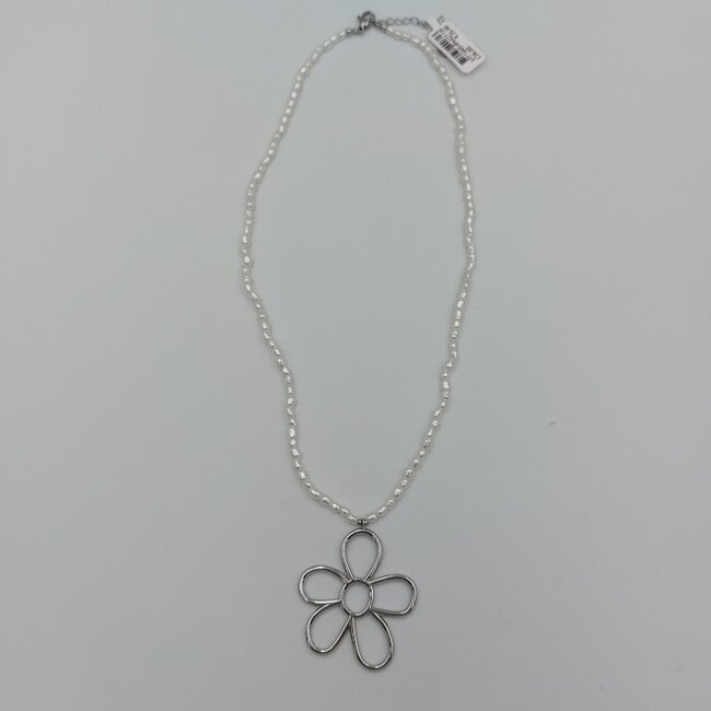 Fijne parelketting met grote bloem
