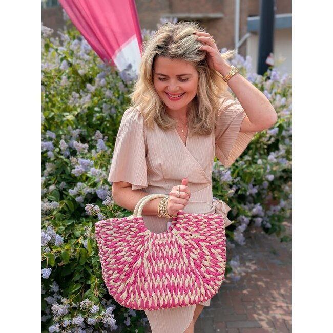 Gevlochten strandtas met rond handvat fuchsia
