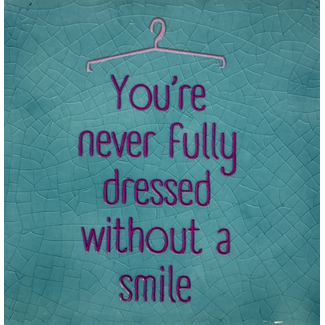 Yett Agenturen Tegeltje - You're never fully dressed without a smile