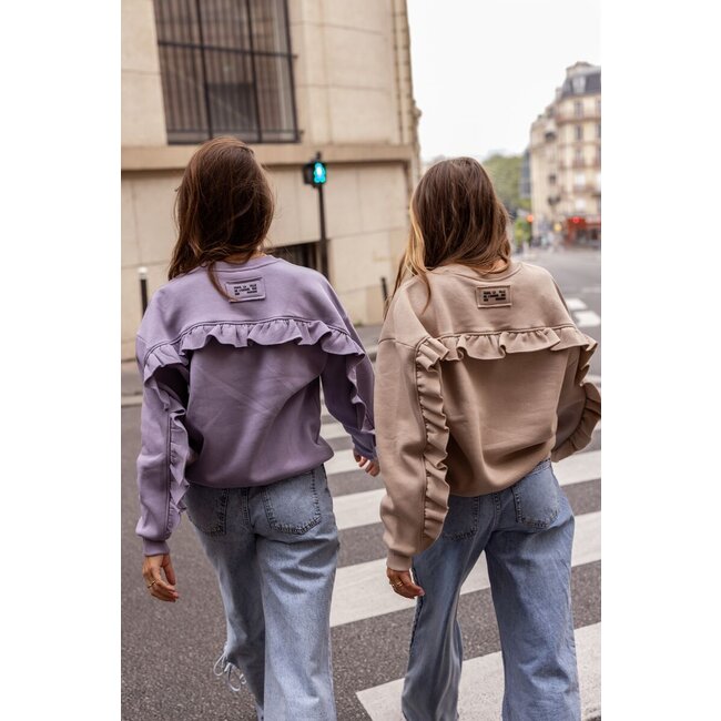 Lila sweater met ruffle en patch